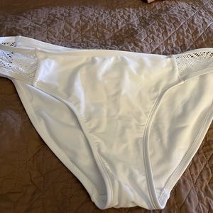 NWOT White swim bottoms w/net side accent. Size L 12-14
